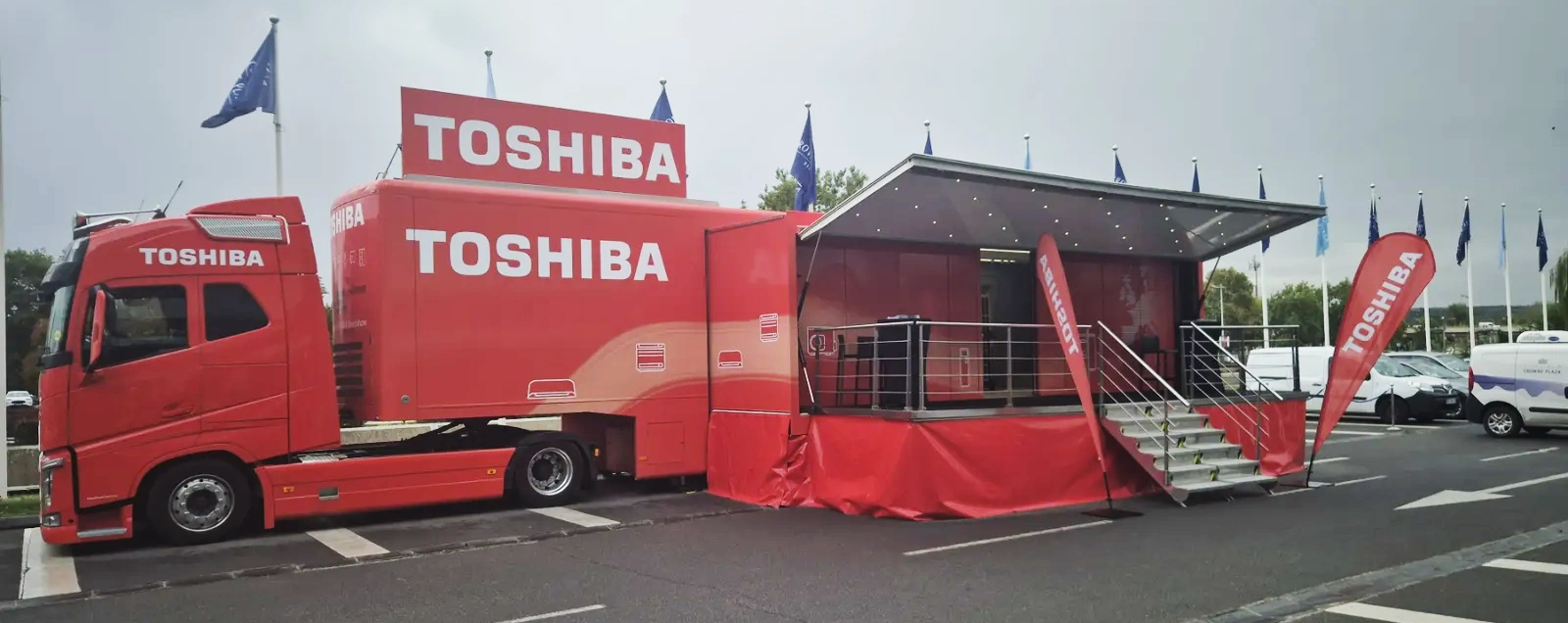 Toshiba European Roadshow ispred hotela Crowne Plaza