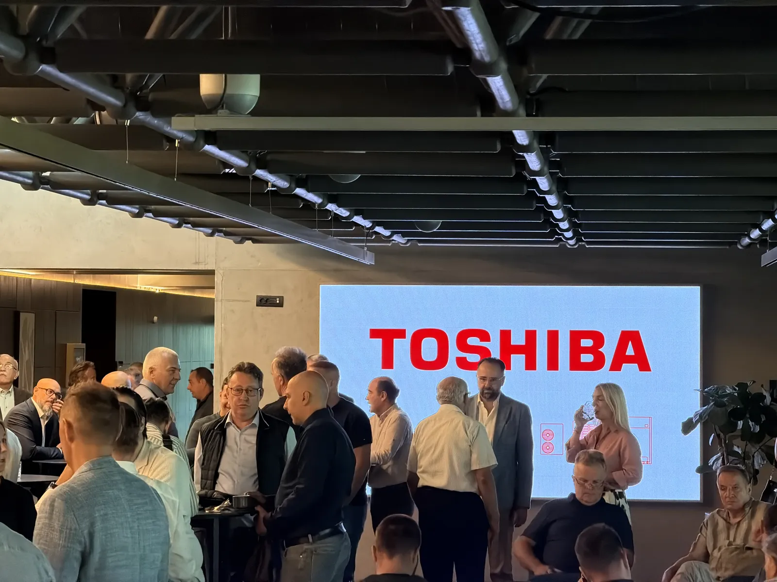 Toshiba European Roadshow ispred hotela Crowne Plaza